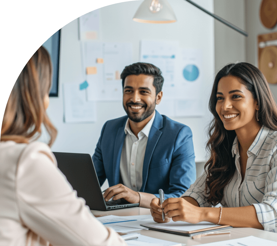 consultoria-estrategia-inteligencia-artificial-atendimento Casal de profissionais de negócios sorrindo enquanto conversam durante uma reunião em um escritório corporativo, representando a parceria estratégica para revolucionar a operação de atendimento com IA.