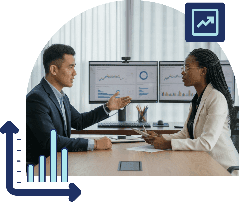dados-insights-analise-desempenho-operacao-negocio Fotografia de dois profissionais analisando gráficos de desempenho em monitores, com um ícone de gráfico de barras sobreposto, representando a obtenção de dados e insights para escalar os resultados do negócio.