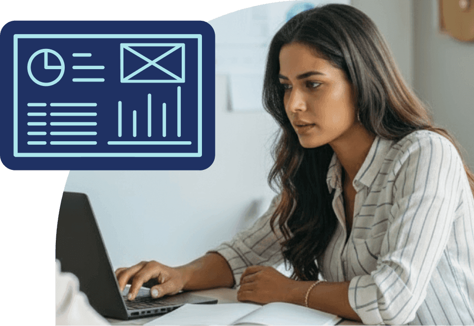 dashboard-gerenciamento-atendimento-monitoramento-unificado Gestora focada trabalhando em seu notebook com um ícone de dashboard gerencial ao lado, representando o acompanhamento visual de dados de atendimento em um ambiente unificado.