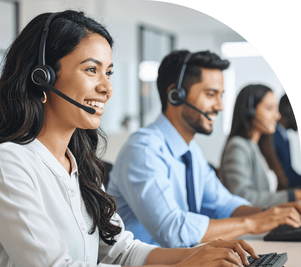 demonstracao-pratica-gestao-voz-pratica-atendimento-omnichannel Atendentes de call center sorrindo enquanto utilizam headsets em suas estações de trabalho, ilustrando a gestão de voz na prática e a integração com a jornada omnichannel.