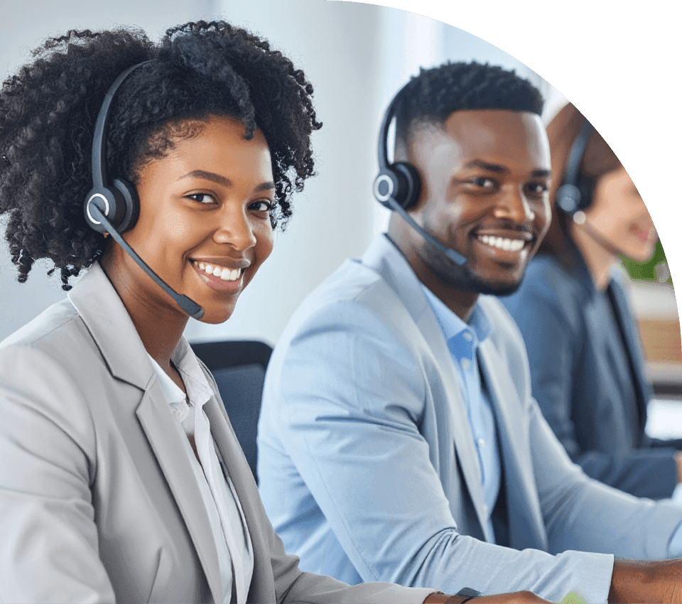 demonstracao-pratica-telefonia-corporativa-tactium Fotografia de um homem e uma mulher sorrindo em um escritório corporativo enquanto utilizam headsets, ilustrando o uso prático da plataforma de telefonia da Tactium.