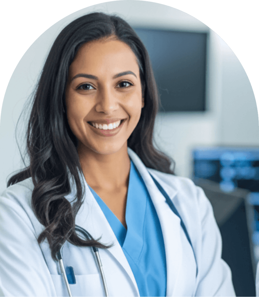 desafio-atendimento-clinicas-agendamento-pacientes Retrato de uma médica sorridente com jaleco e estetoscópio, emoldurada com cantos arredondados, acompanhando o texto sobre os desafios na espera e na dificuldade de agendamento de consultas em hospitais.