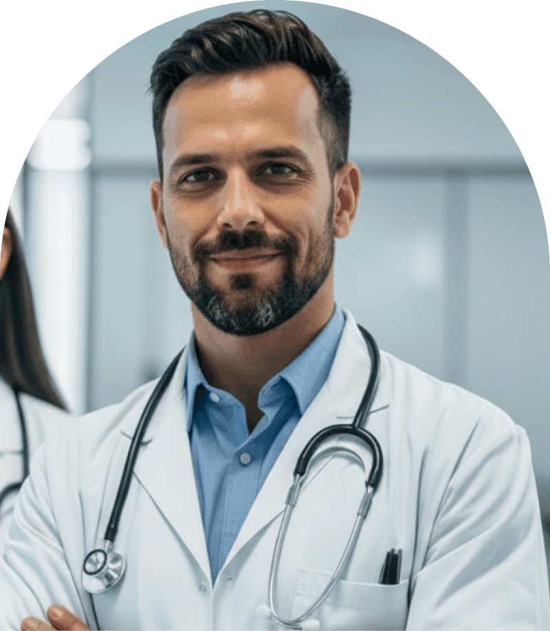 desafio-atendimento-orgaos-publicos-sobrecarga Retrato de um médico sorrindo com um estetoscópio no pescoço, emoldurado com cantos arredondados, acompanhando o texto sobre os desafios de alta demanda e equipes sobrecarregadas nos órgãos de saúde pública.