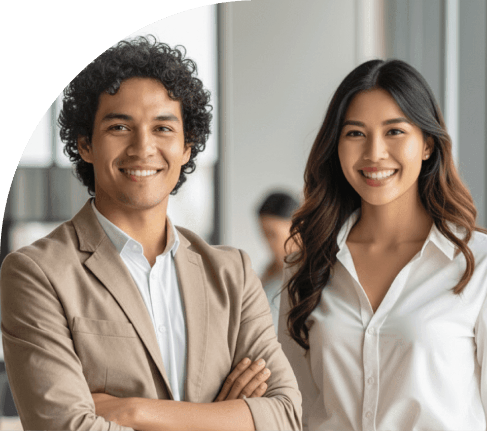 eficiencia-operacao-financeira-gestao-atendimento Casal de profissionais de negócios sorrindo e transmitindo confiança em um ambiente corporativo, representando a melhoria na eficiência, na organização de atendimentos e no relacionamento com os clientes do setor financeiro.