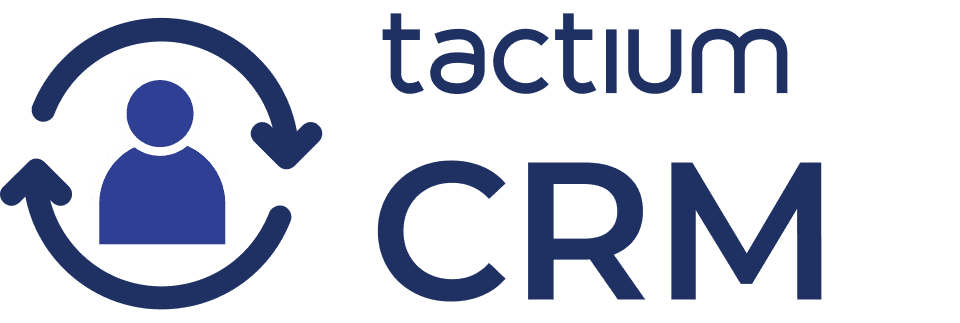 logotipo-tactium-crm-gestao-relacionamento-cliente Logotipo azul escuro do módulo Tactium CRM ao lado de um ícone circular com setas envolvendo o perfil de um usuário, representando a organização centralizada e o histórico completo das informações do cliente