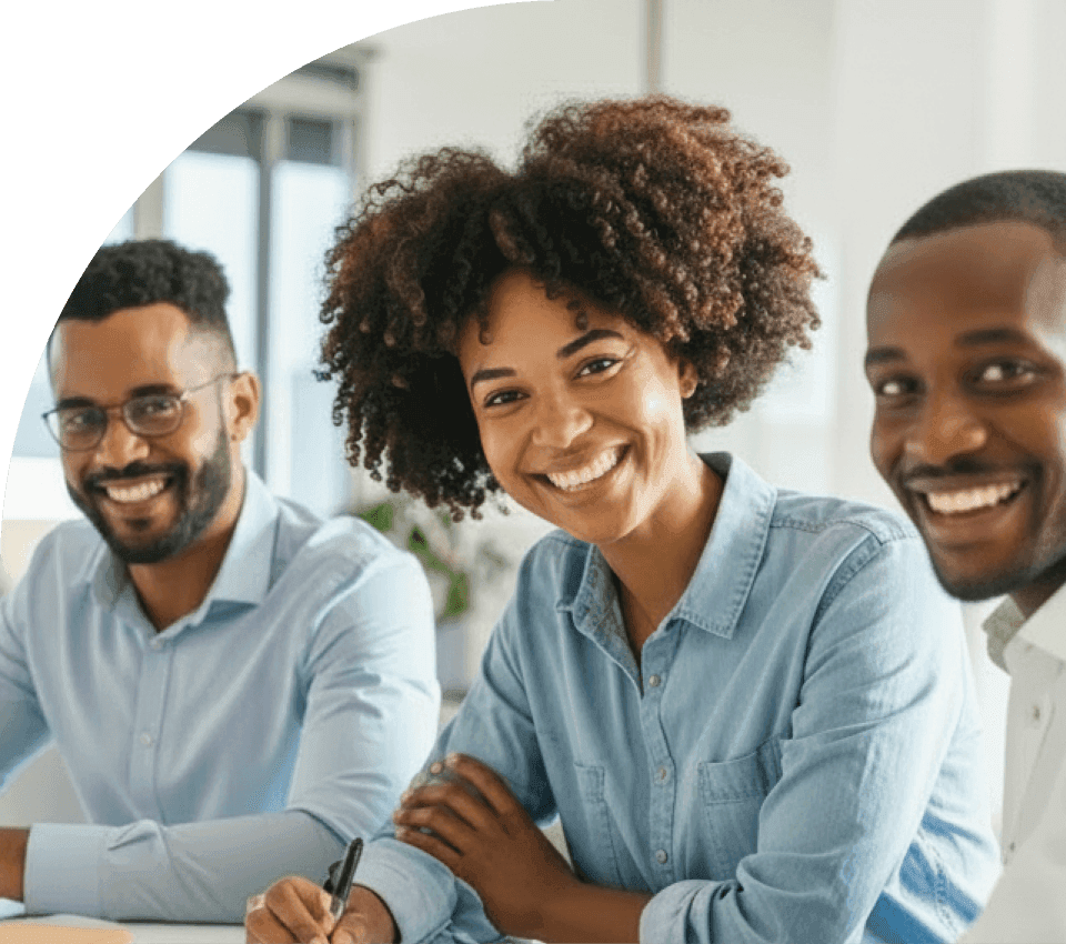 melhoria-atendimento-cidadao-gestao-publica Equipe de profissionais sorrindo em um escritório, representando o ganho de eficiência, a organização de canais e a melhoria geral do atendimento ao cidadão nas instituições de gestão pública.