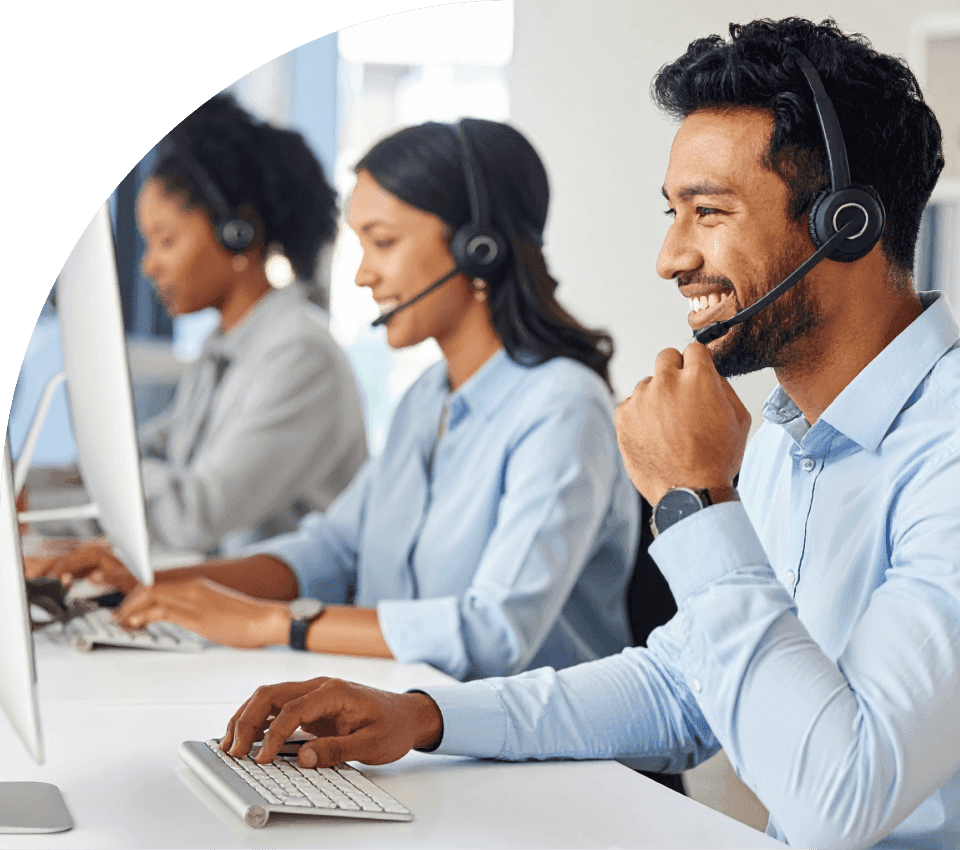 melhoria-experiencia-paciente-atendimento-saude Equipe de atendentes e recepcionistas sorrindo enquanto utilizam headsets em seus computadores, representando a melhoria na experiência do paciente, a organização dos canais e a redução do tempo de espera.