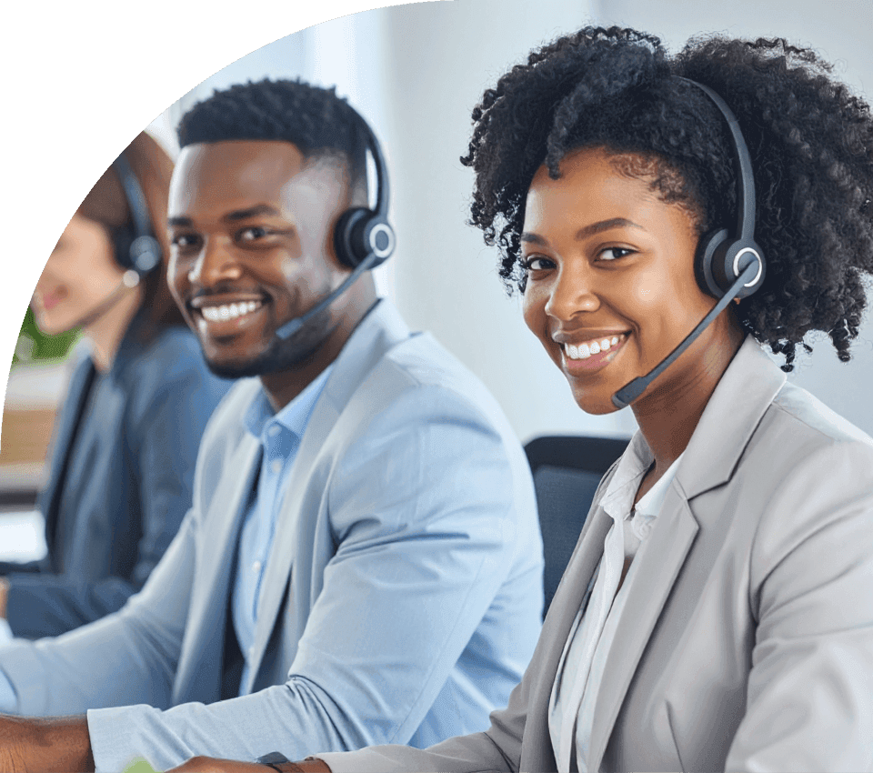 melhoria-resultados-contact-center-eficiencia Casal de profissionais de contact center sorrindo com headsets em suas estações de trabalho, ilustrando o ganho de eficiência, a redução de retrabalho e a melhoria real de resultados na operação.