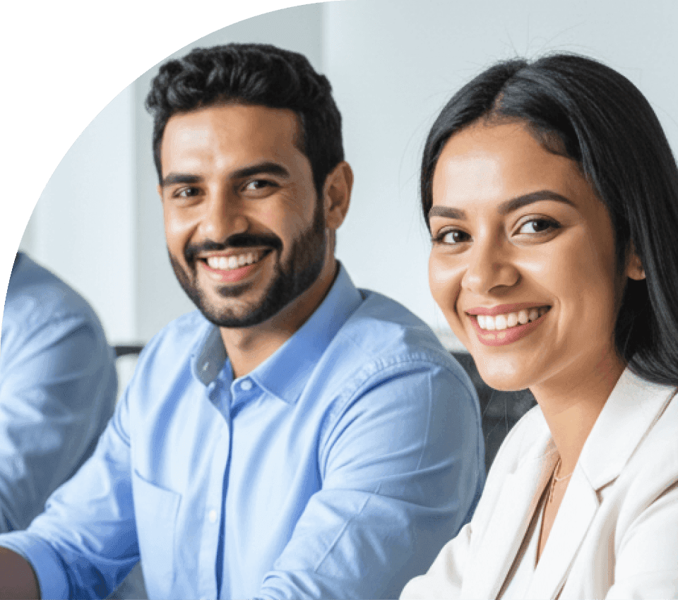 modernizacao-telefonia-empresarial-reducao-custos Casal de profissionais de negócios sorrindo em um ambiente corporativo, representando equipes que modernizaram a comunicação e reduziram custos com a telefonia inteligente.