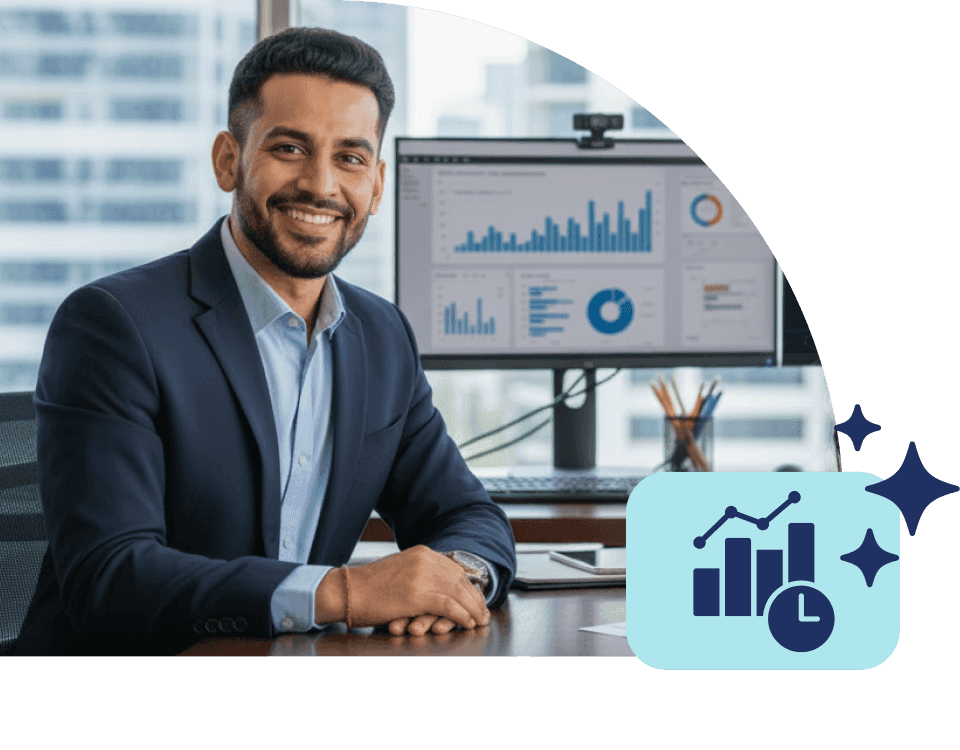 gestao-tempo-real-visao-total-operacao-decisoes Gestor corporativo sorrindo em sua mesa de escritório com monitores exibindo dashboards de desempenho ao fundo, representando a visão total da operação para decisões assertivas em tempo real.